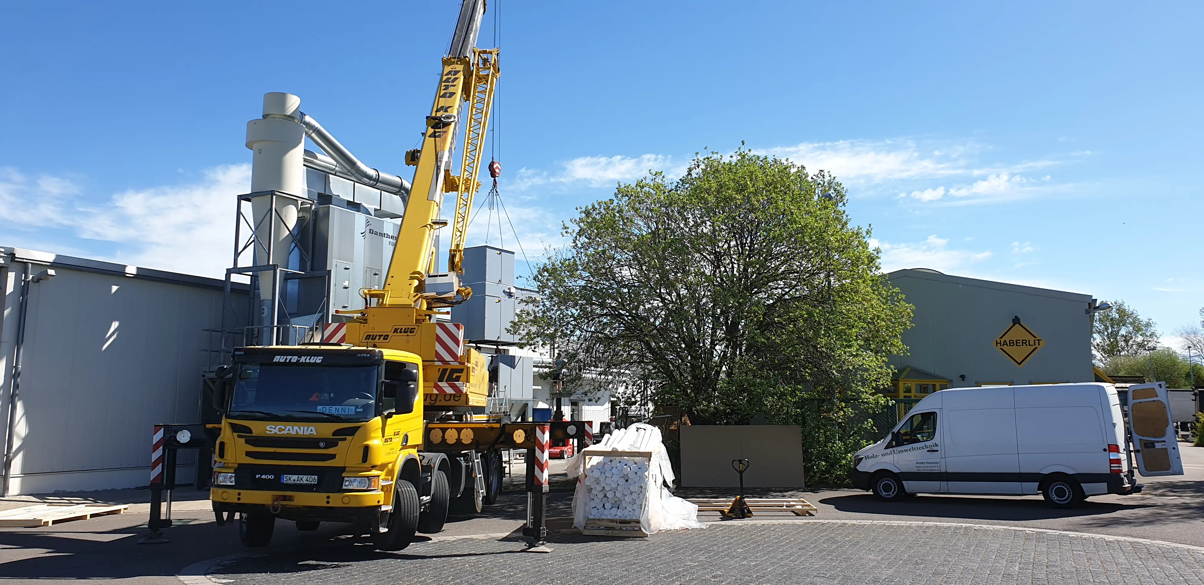 Industrielle Absauganlage in Produktionshalle